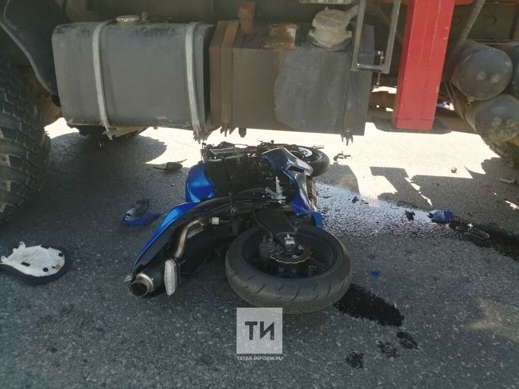 Чаллыбызда мотоциклчы йөк автомобиленә килеп бәрелеп һәлак булган