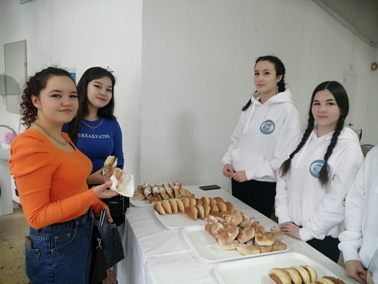 Чаллы студентларын камыр ризыклары белән сыйладылар.