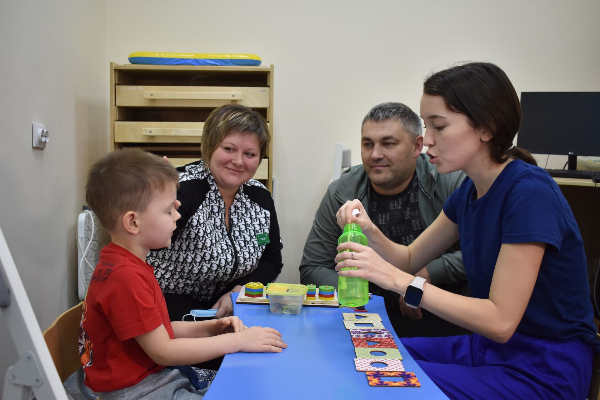 Чаллы эшмәкәрләре Лисичанскидан килгән ДЦП балаларга дәвалау курсы үтәргә булыша