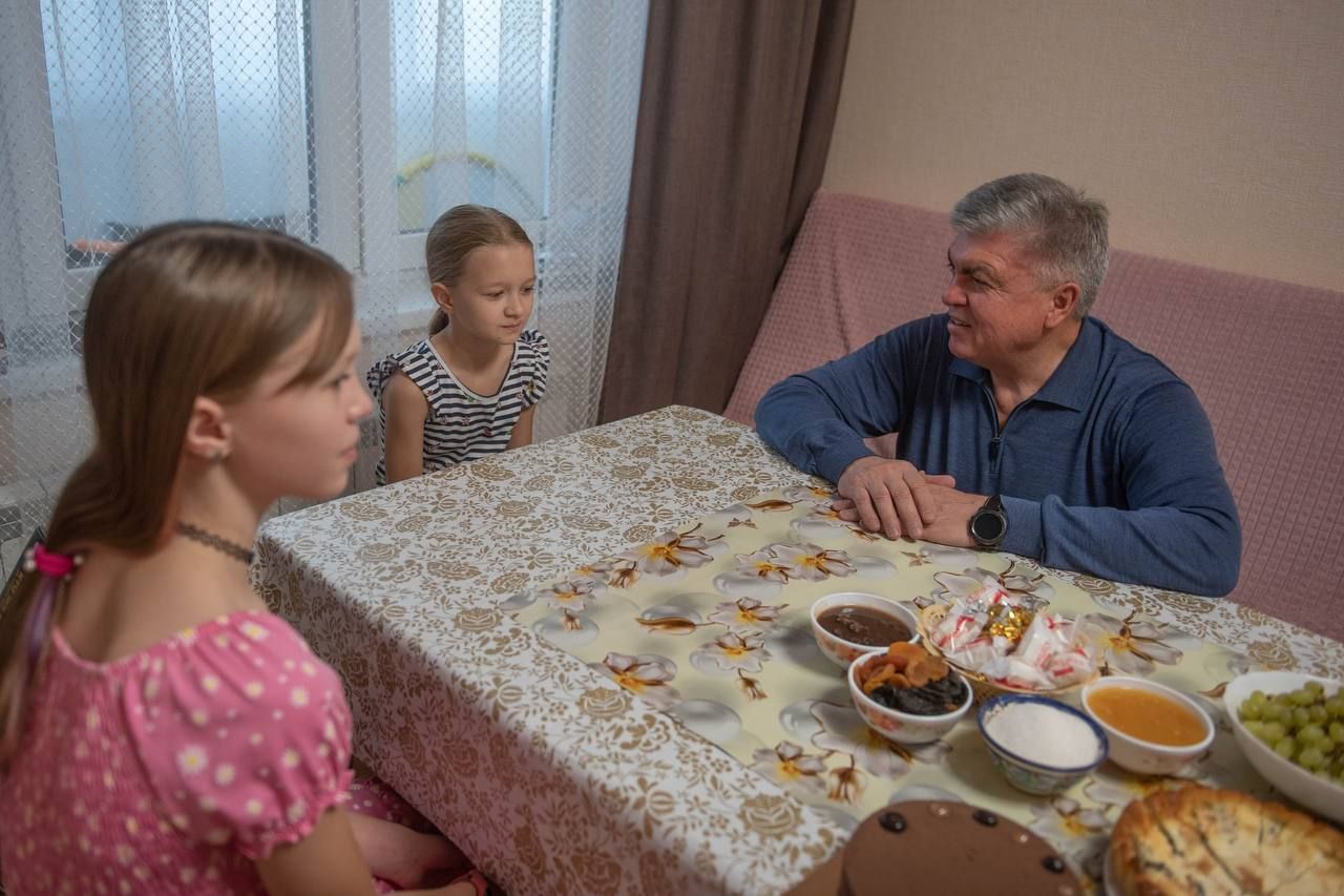 Бала тапканда гомере өзелгән укытучы гаиләсенә кунакка Наил Мәһдиев килде