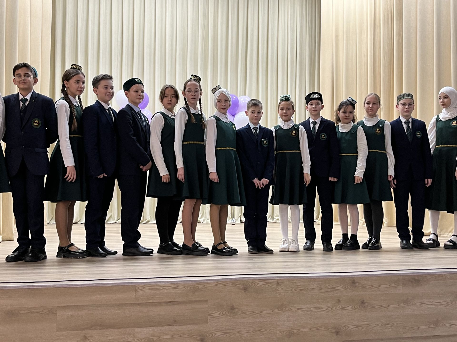 Лицей укучылары инвалидларга концерт куйды
