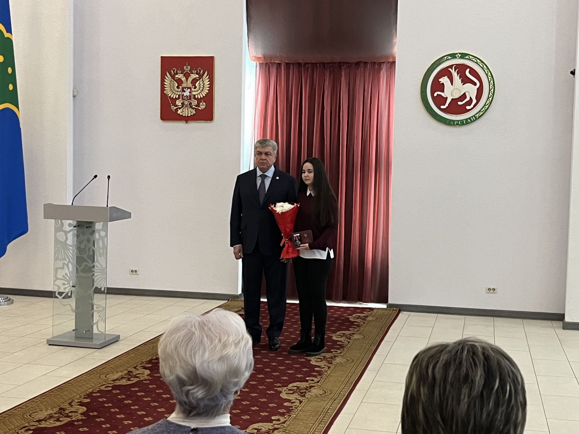 Чаллы мэры Наил Мәһдиев һәлак булган хәрбиләрнең якыннарына дәүләт бүләге тапшырды