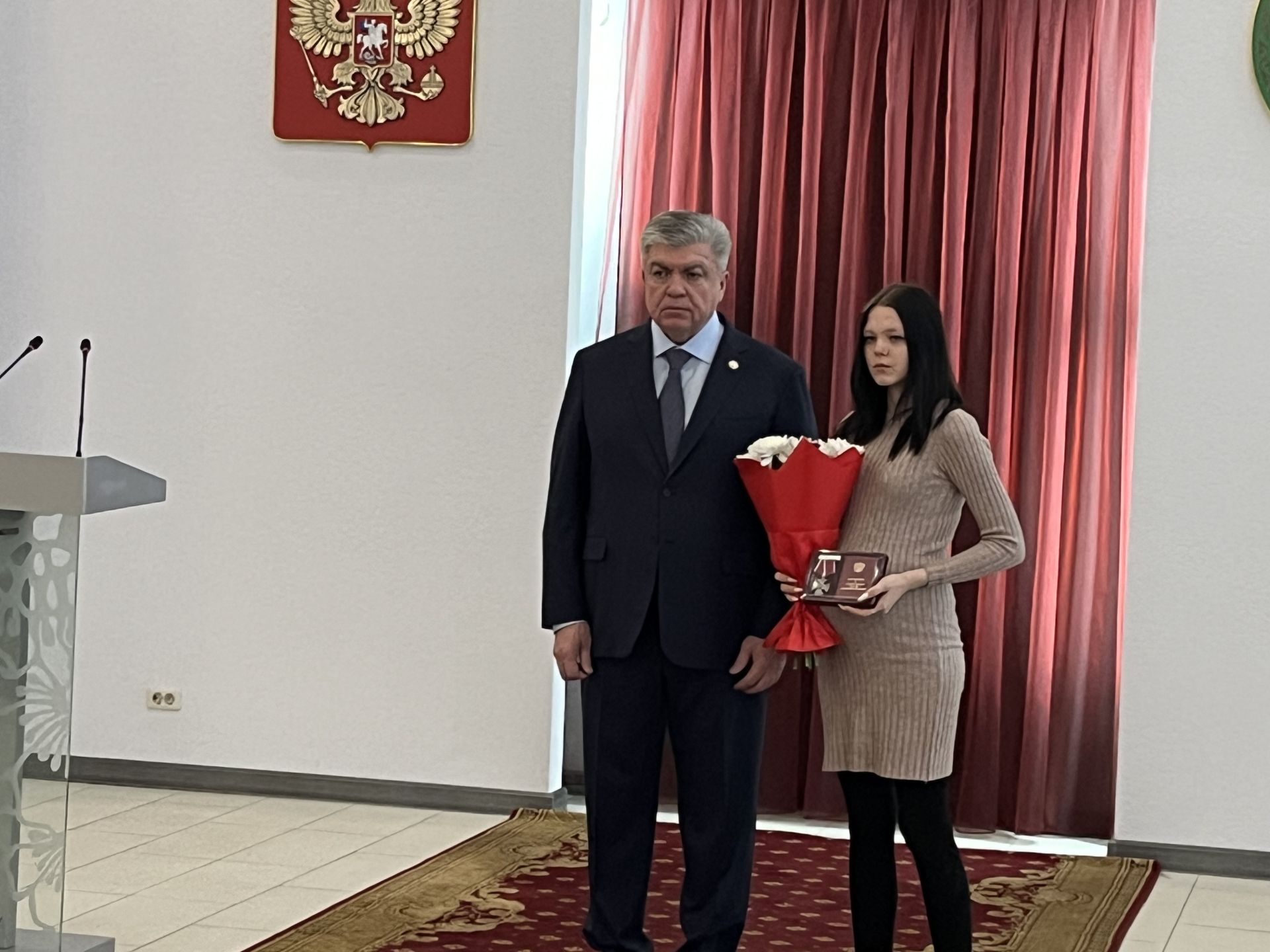 Чаллы мэры Наил Мәһдиев һәлак булган хәрбиләрнең якыннарына дәүләт бүләге тапшырды