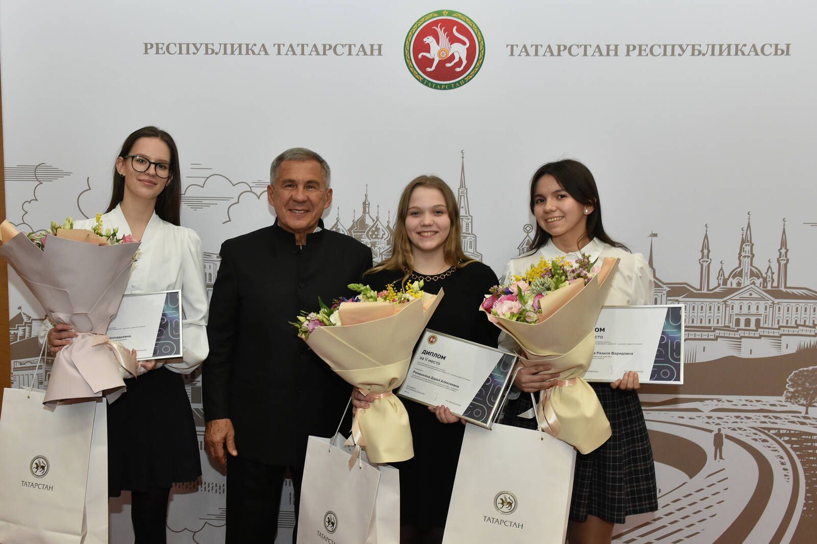 ТР Президенты Чаллы укучысын бүләкләде