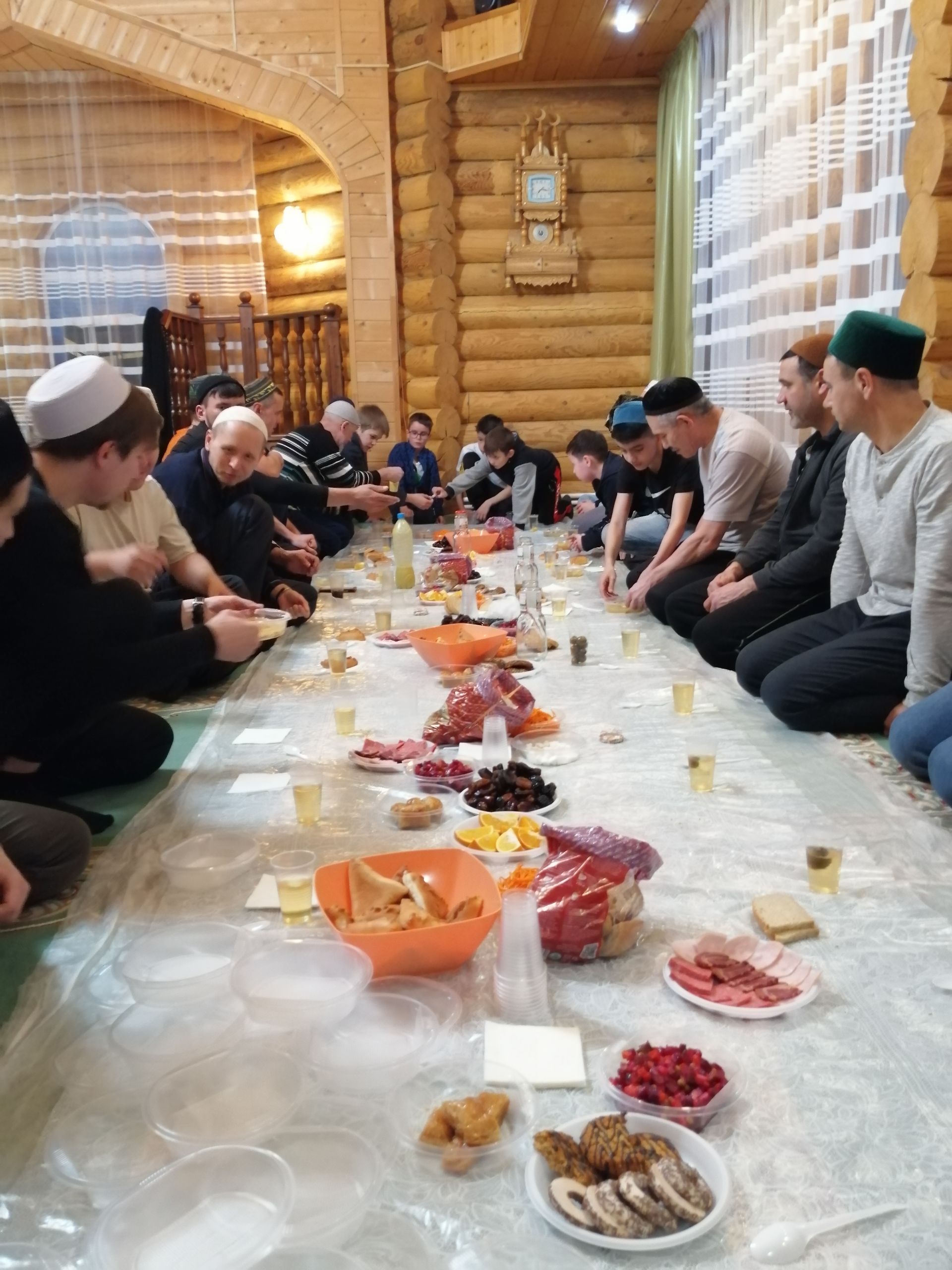 Ураза тотмаучыны ифтар мәҗлесенә чакырырга буламы?