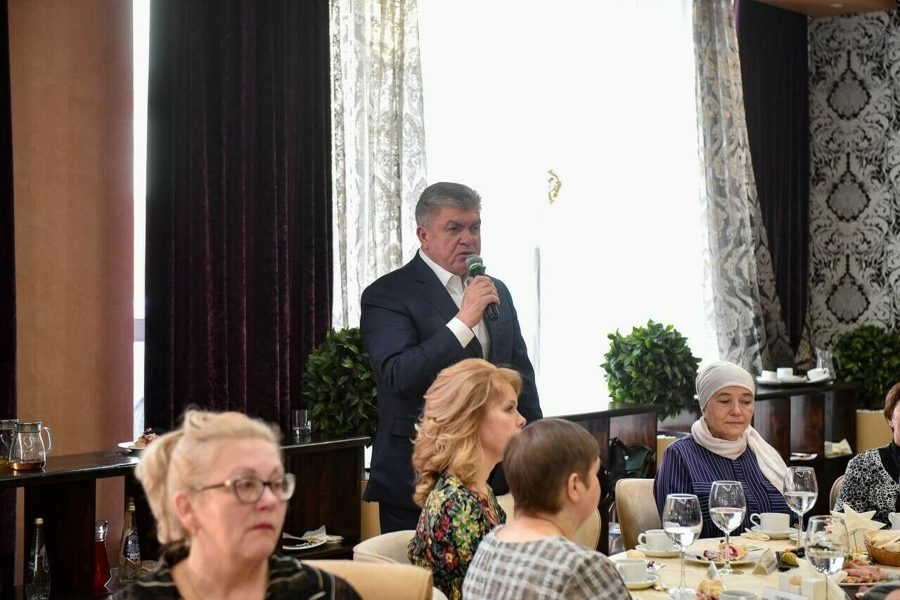 Чаллы мэры һәлак булган хәрбиләрнең тол хатыннары һәм әниләре белән очрашты