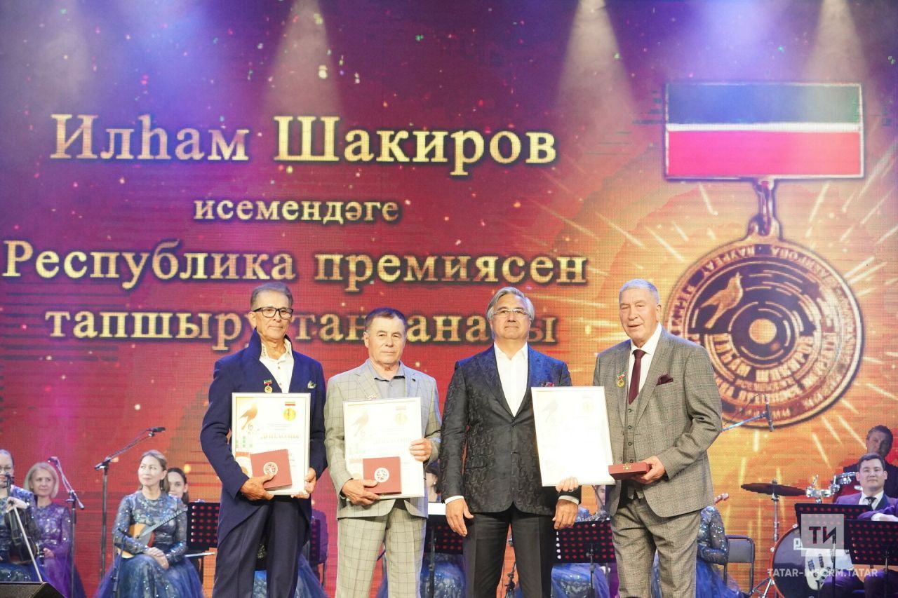 Илһам Шакиров кебек кем җырлый?