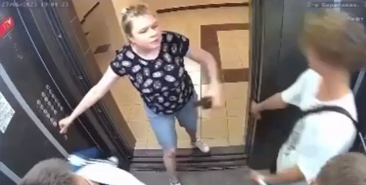 Яшүсмерләргә ташланган хатын-кызны полиция тикшерә