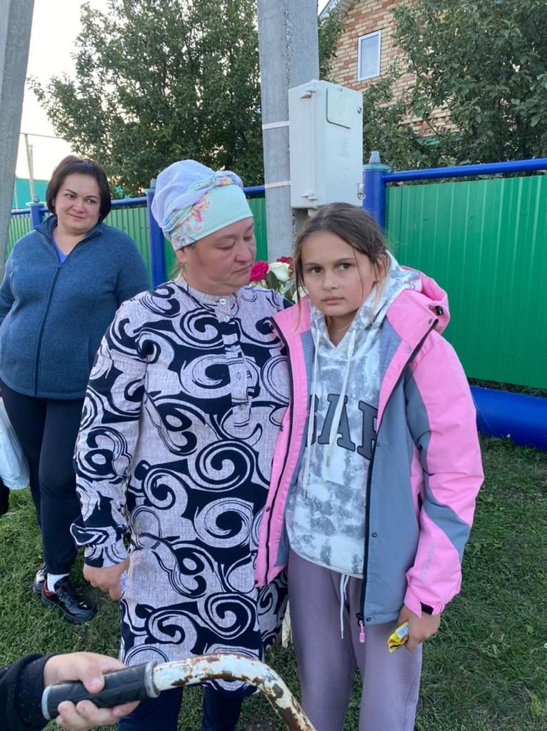 Бөтен авыл халкы елады: янып үлгән әниле-кызны соңгы юлга озаттылар