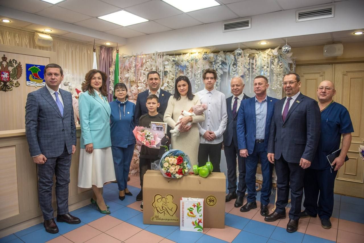 Чаллыда махсус хәрби операциядә катнашучы ирнең хатынын бала тудыру йортыннан каршы алдылар