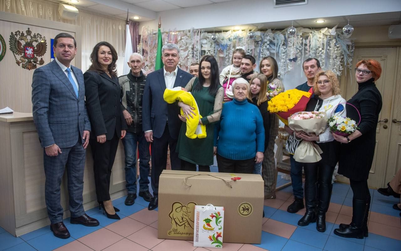 Мэр һәлак булган хәрбинең бәбиен каршы алды