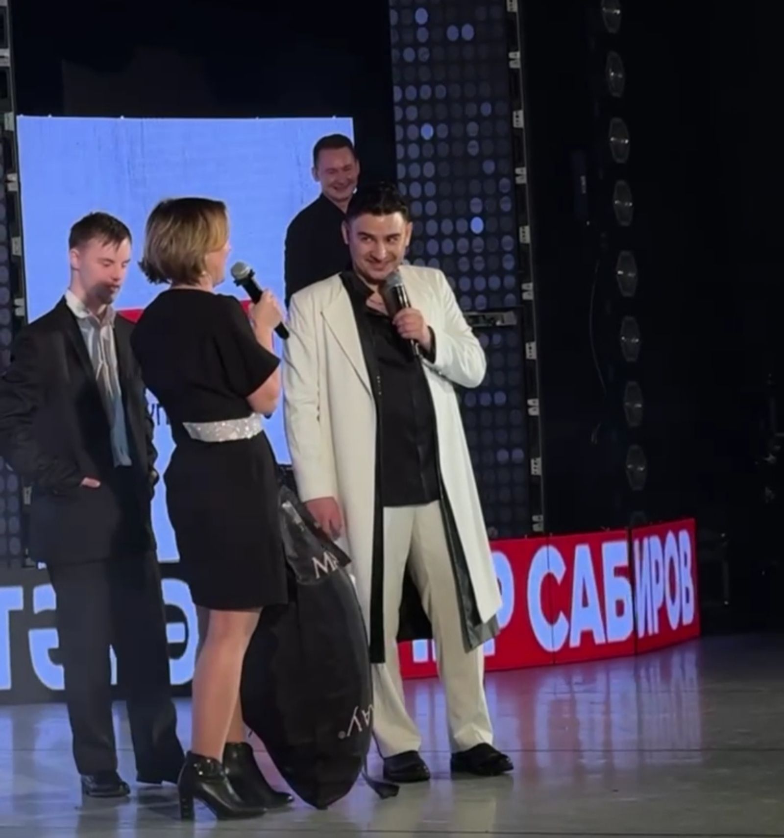 Данир Сабировка кочаклап ята торган бүләк биргәннәр