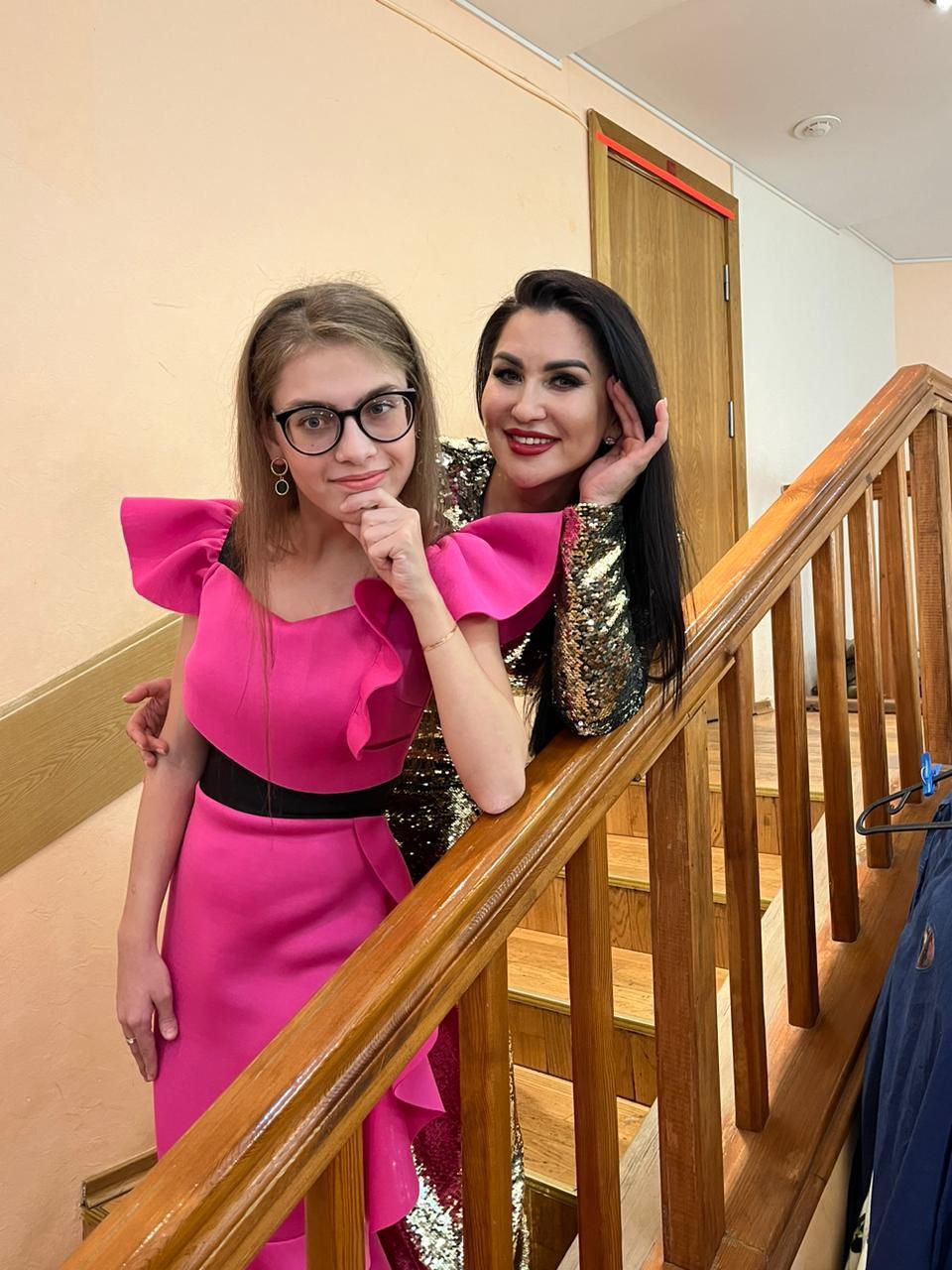 Чаллы кызы Илсөя Бәдретдинова белән бер сәхнәдә чыгыш ясый