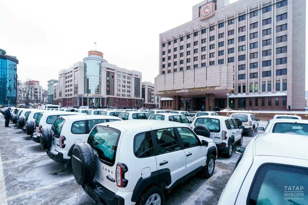 Рөстәм Миңнеханов муниципалитетларга 100 машина тапшырды
