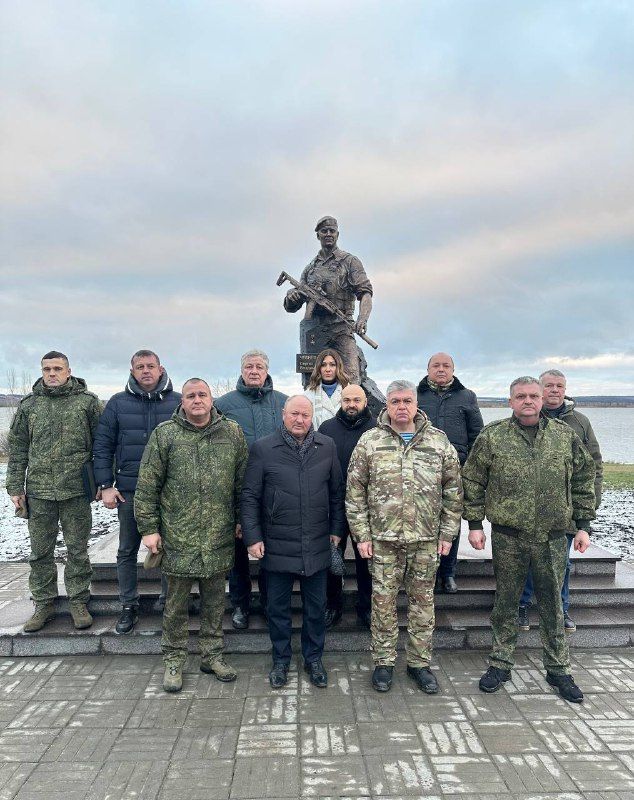 Чаллы мэры Наил Мәһдиев Сергей Чебнев һәйкәленә чәчәкләр салды