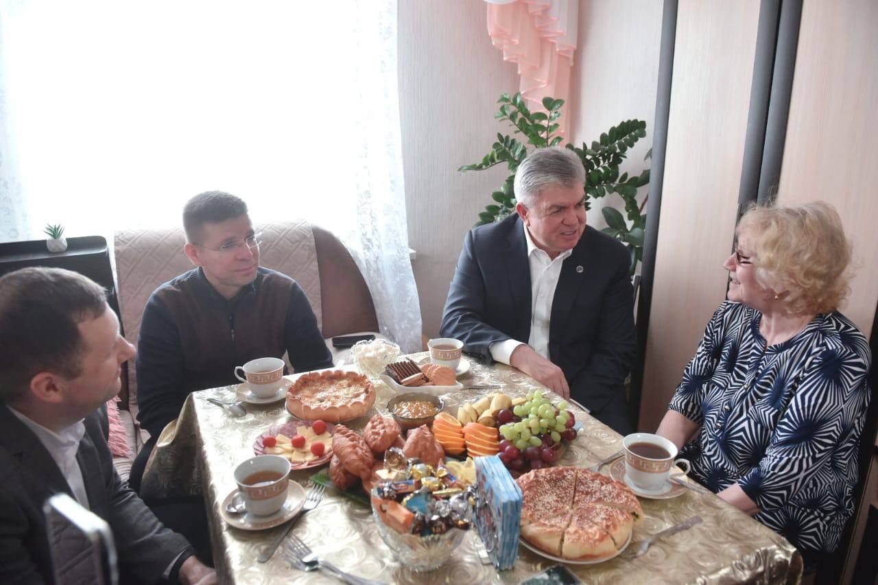 Чаллы мэры Россия Героеның әнисен котлады