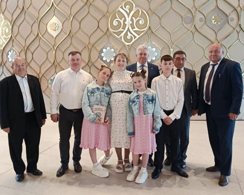 13 бала тәрбияләүче Чаллы гаиләсенә микроавтобус бүләк иттеләр