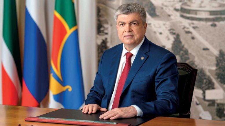 Чаллы мэры Наил Мәһдиев шәһәрдәшләребезне Татарстан Республикасы көне белән котлый!