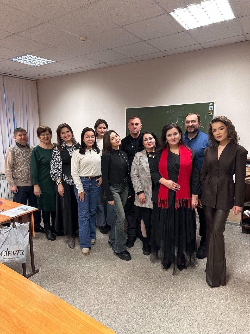 Флүрә Талипова киселгән туфли киеп җырлаган