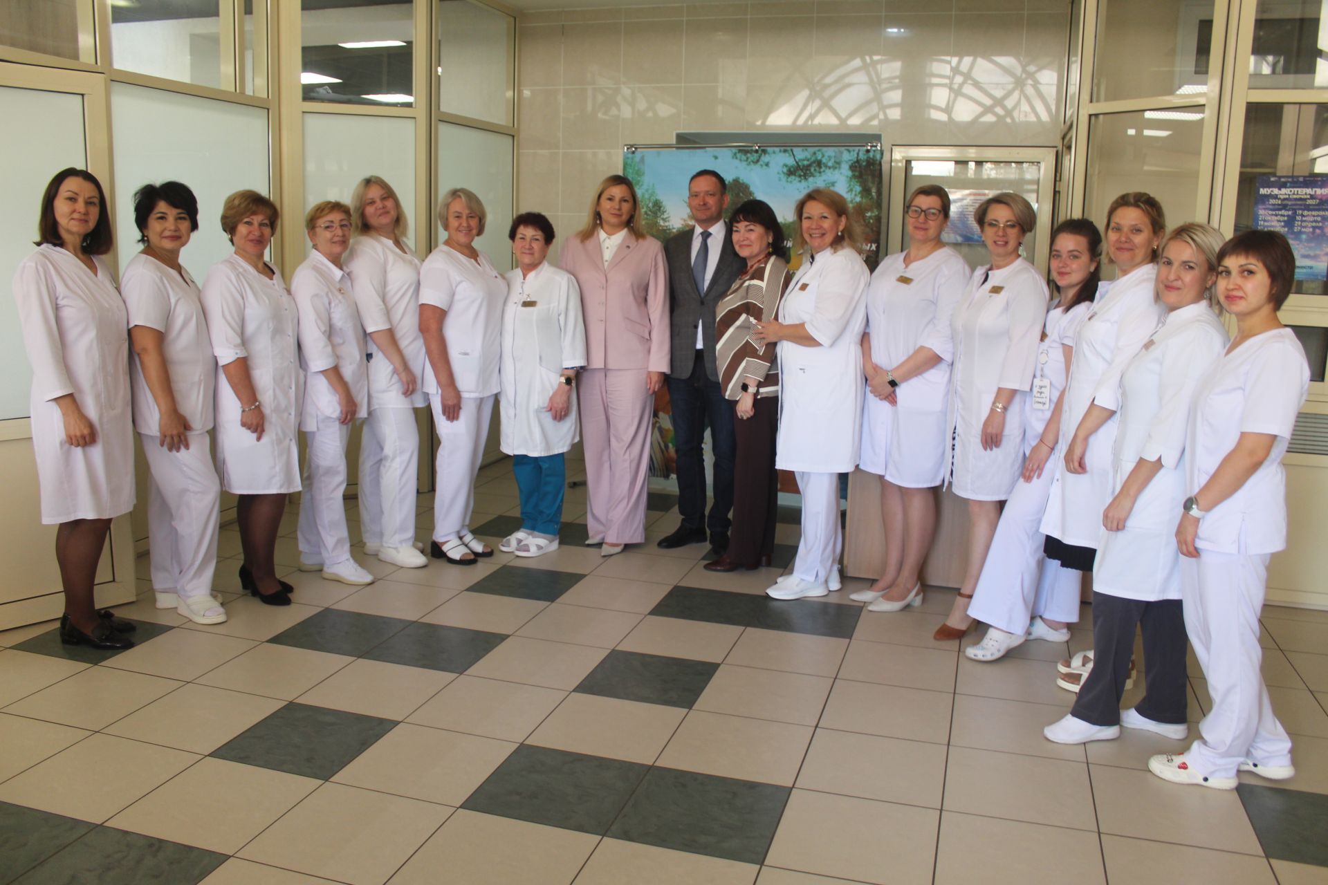 Чаллы мэры урынбасары Ирина Сәгыйдуллина госпитальдә дәваланучы өлкәннәрне котлады