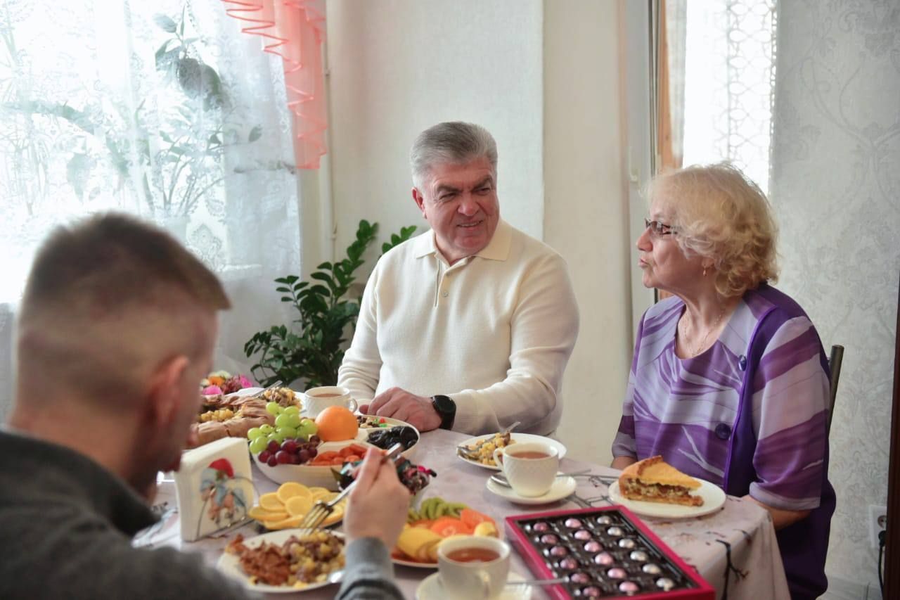Чаллы мэры Россия Героеның әнисен яз бәйрәме белән котлады