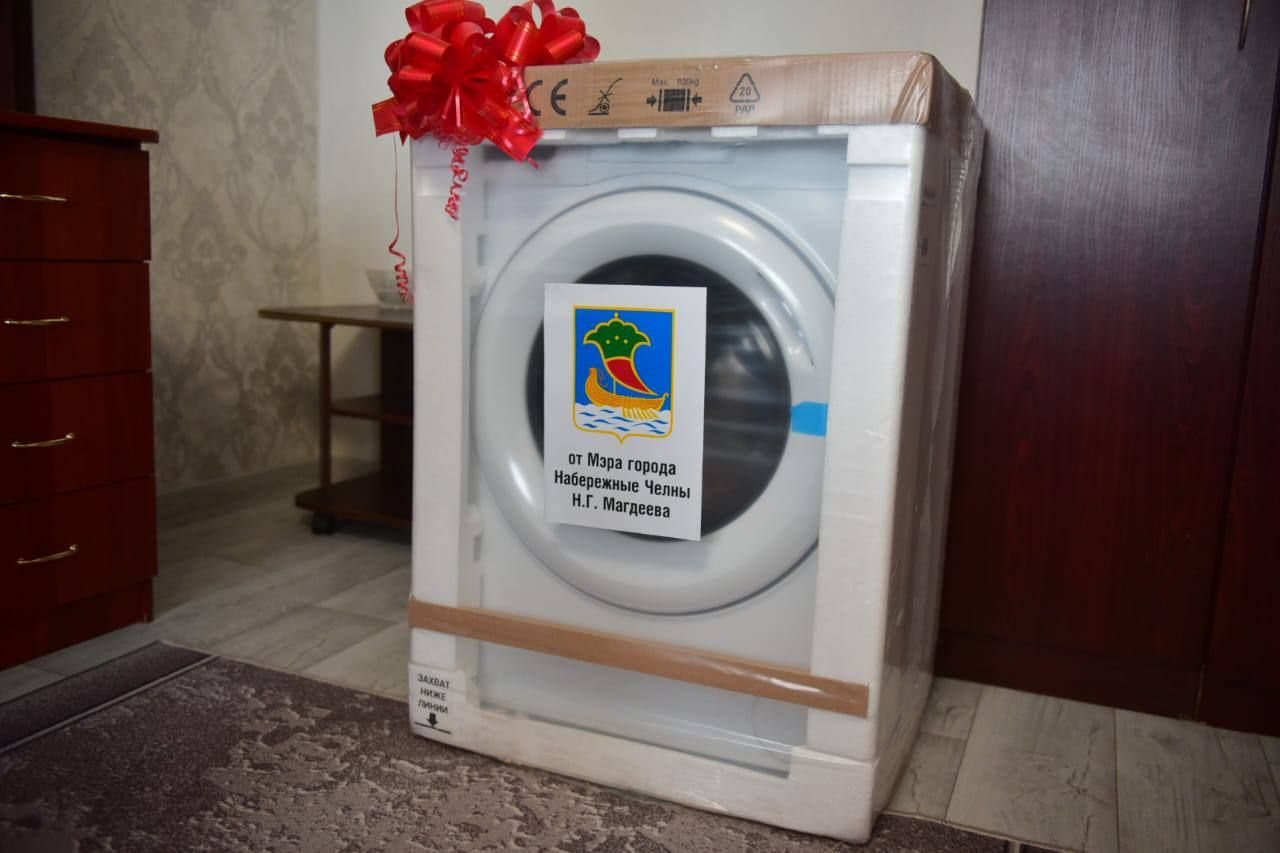 Чаллы мэры Россия Героеның әнисен яз бәйрәме белән котлады