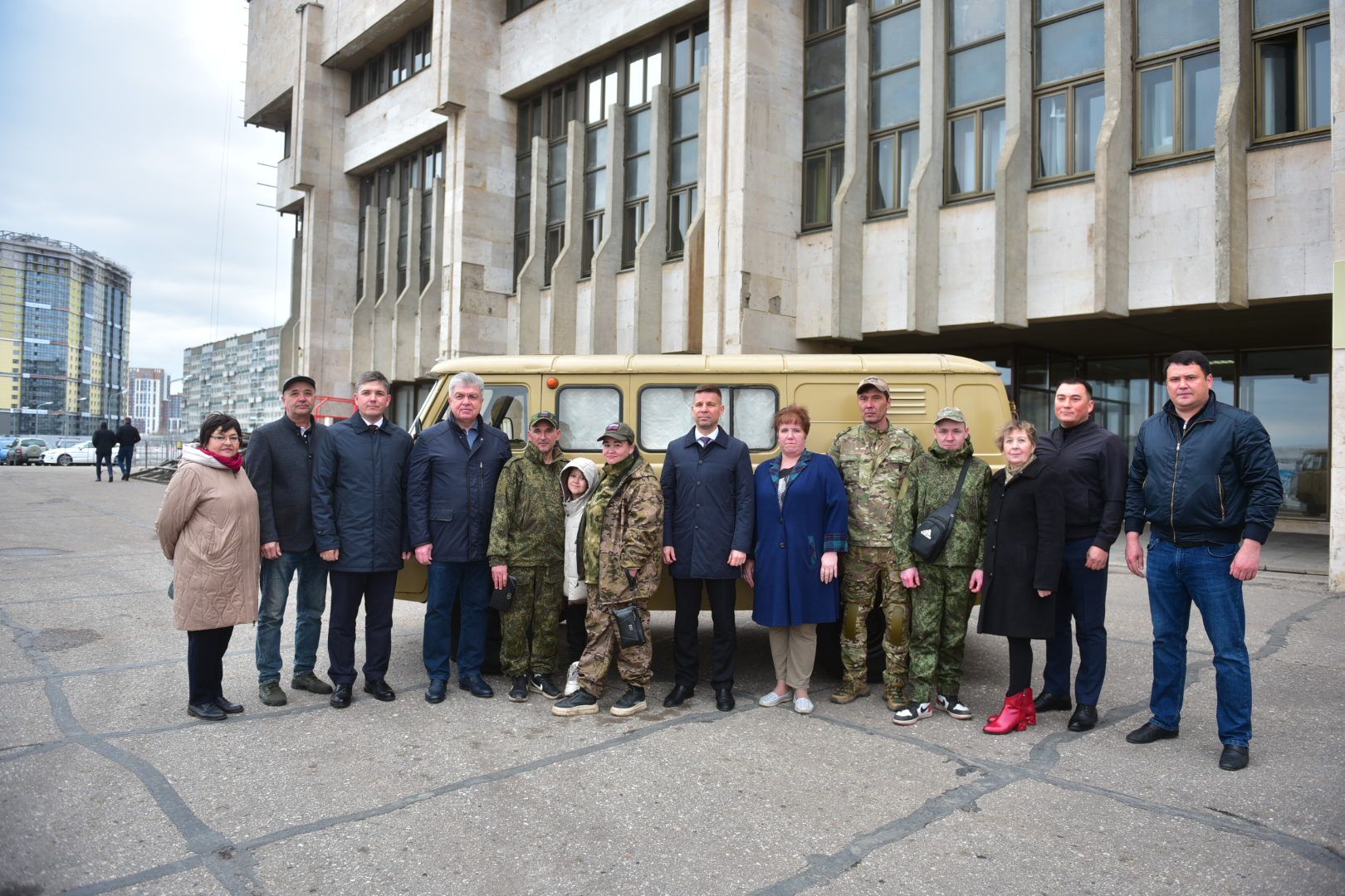 Чаллыда хәрбиләргә УАЗ машинасы тапшырылды
