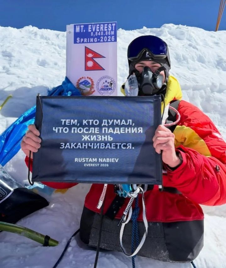 Блогер Рөстәм Нәбиев куллары белән Эверестка менде