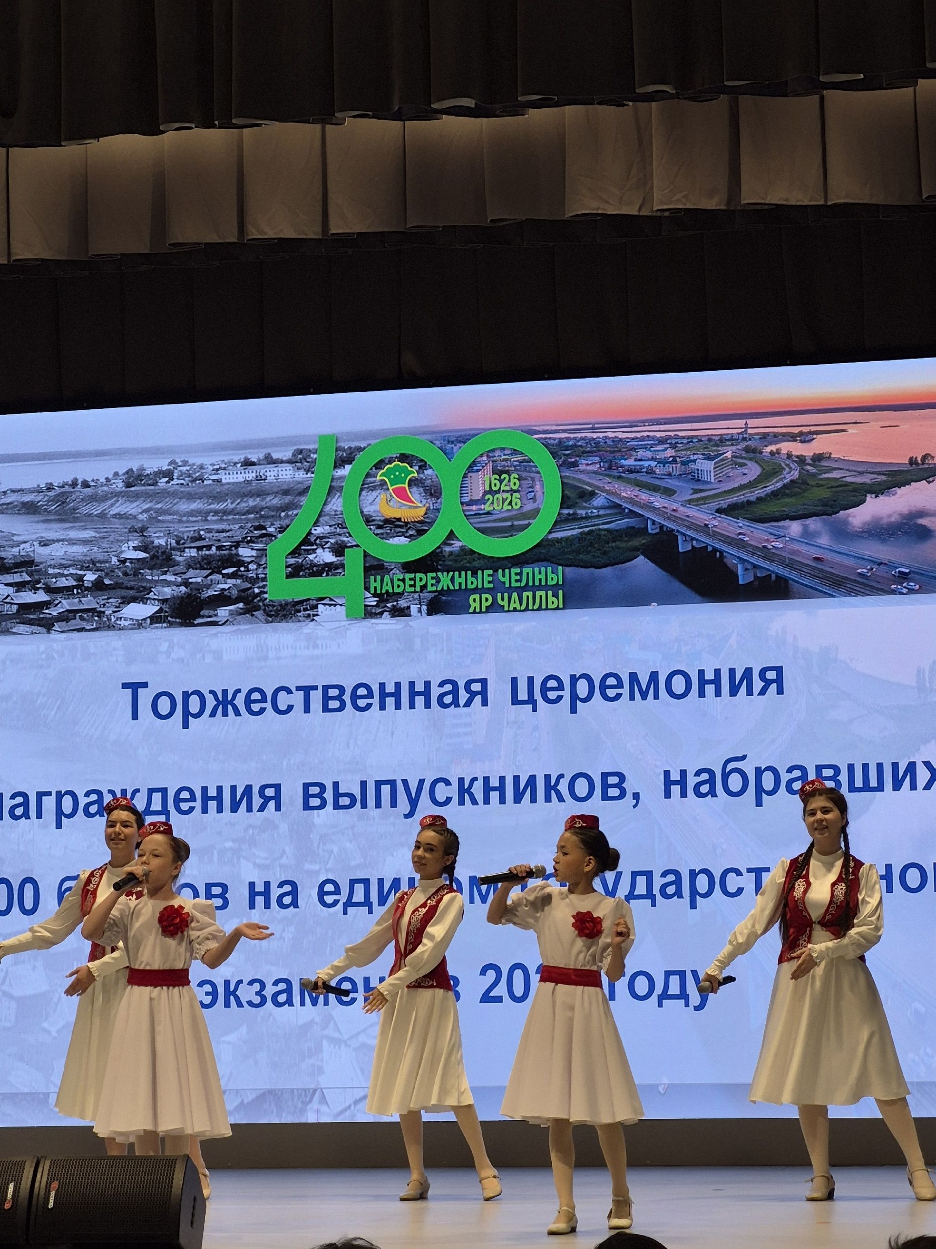 БДИдан 100 балл җыючыларны шәһәр мэры Наил Мәһдиев котлады (ФОТОРЕПОРТАЖ)
