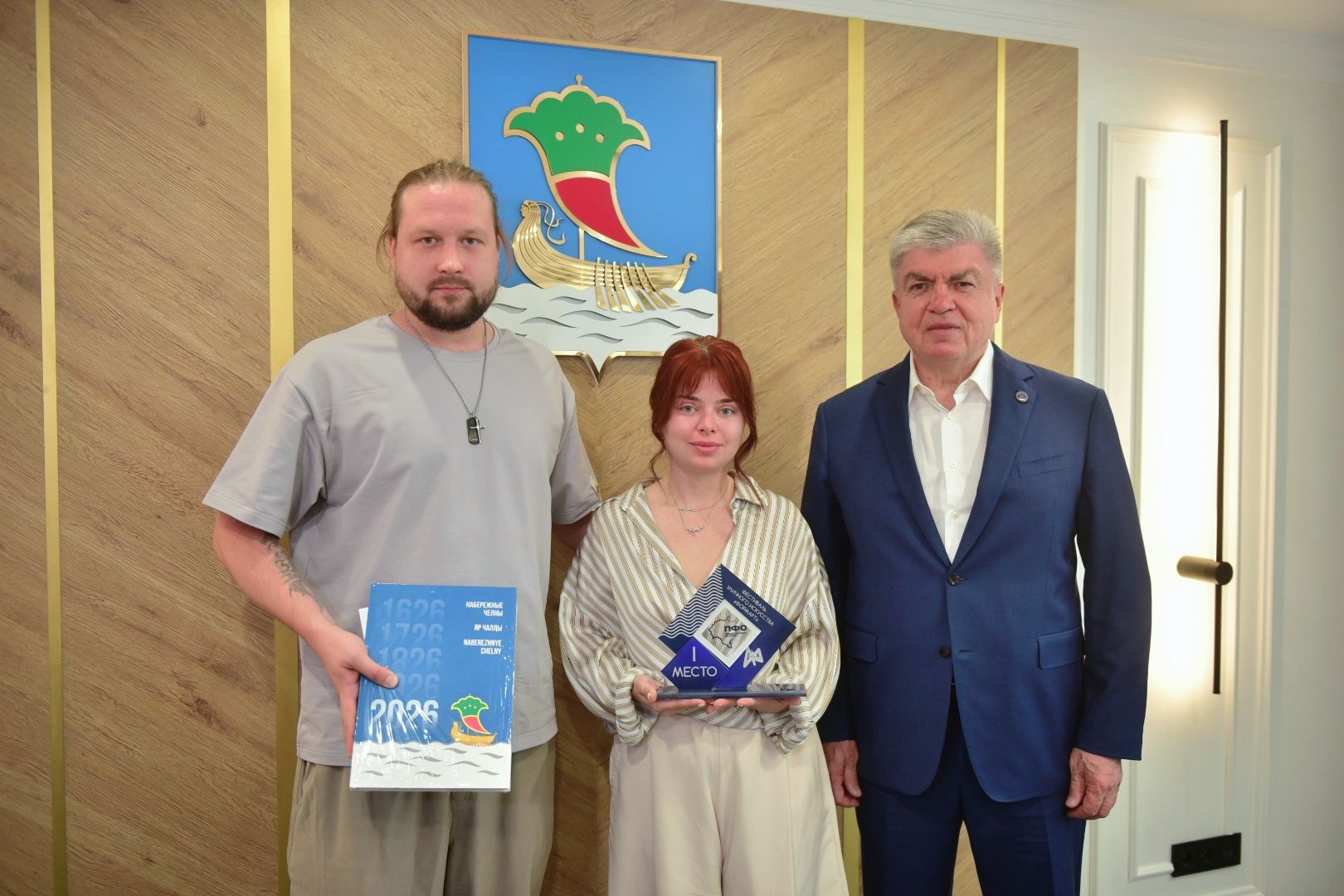 Чаллы мэры фестивальдә җиңгән рәссам белән очрашты
