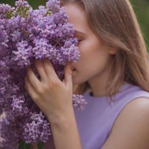 Сиреньнәр чәчәккә күмелгәндә Айратны искә алам...