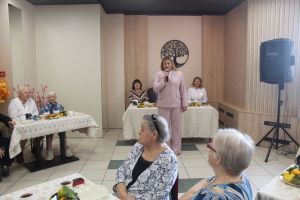 Чаллы мэры урынбасары Ирина Сәгыйдуллина госпитальдә дәваланучы өлкәннәрне котлады