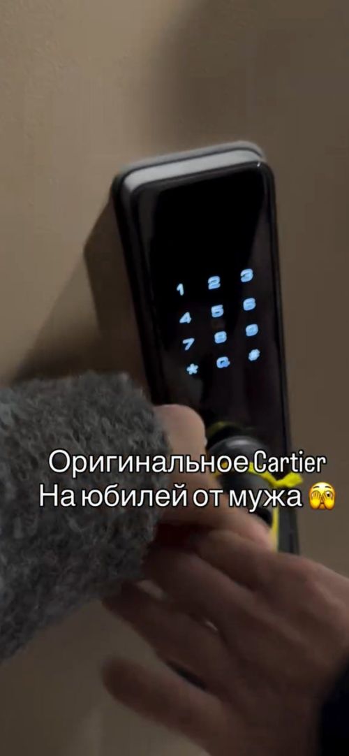 Мөнир  Рахмаев хатынына кыйммәтле бүләк алган