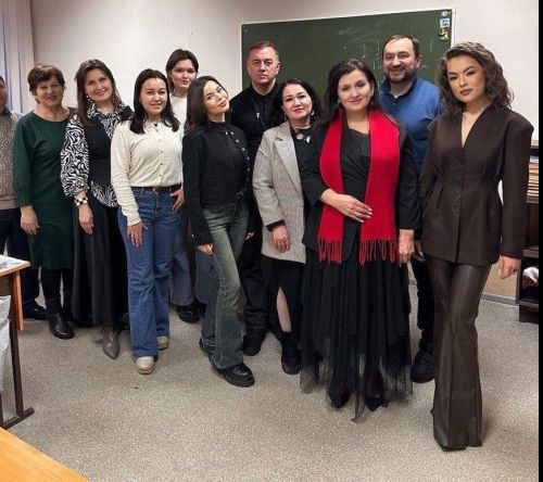 Флүрә Талипова сессия вакытында киселгән туфли киеп концертта җырлаган