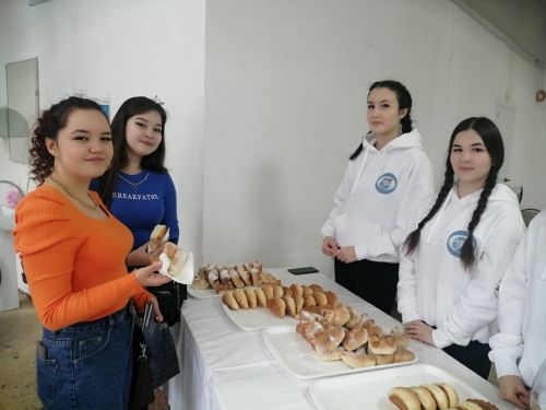 Чаллы студентларын камыр ризыклары белән сыйладылар.
