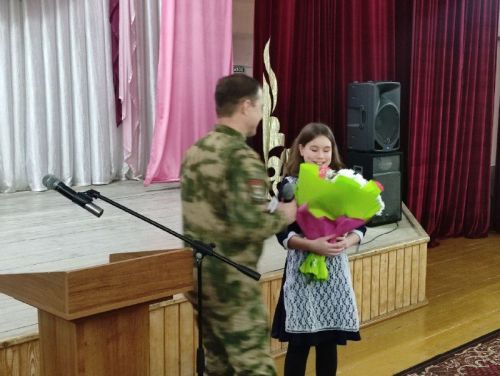 Чаллыда солдат үзенә хат язган укучы белән очрашты