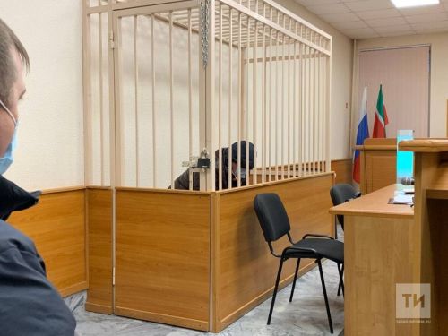 Чаллы судына бер ир-ат пистолет белән килгән