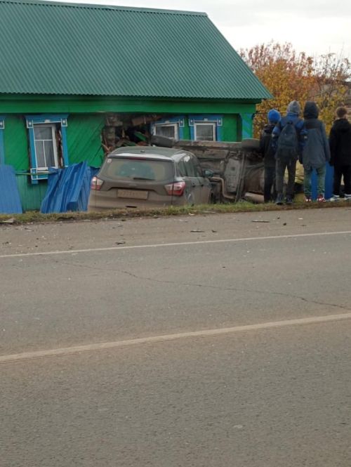 Әлмәт районында ике машина йортка килеп менде