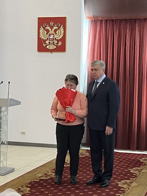 Чаллы мэры Наил Мәһдиев һәлак булган хәрбиләрнең якыннарына дәүләт бүләге тапшырды
