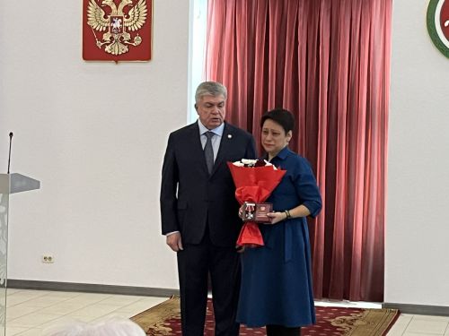 Чаллы мэры Наил Мәһдиев һәлак булган хәрбиләрнең якыннарына дәүләт бүләге тапшырды