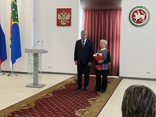 Чаллы мэры Наил Мәһдиев һәлак булган хәрбиләрнең якыннарына дәүләт бүләге тапшырды