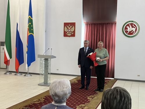 Чаллы мэры Наил Мәһдиев һәлак булган хәрбиләрнең якыннарына дәүләт бүләге тапшырды