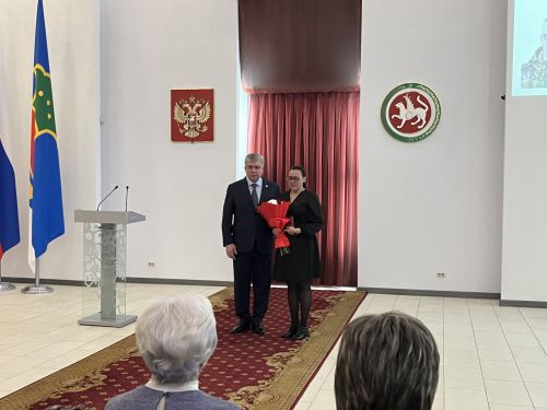 Чаллы мэры Наил Мәһдиев һәлак булган хәрбиләрнең якыннарына дәүләт бүләге тапшырды