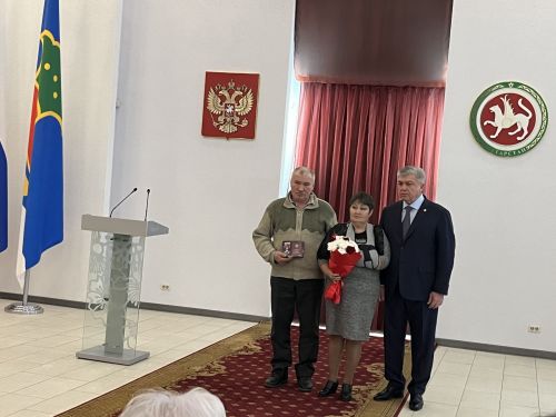 Чаллы мэры Наил Мәһдиев һәлак булган хәрбиләрнең якыннарына дәүләт бүләге тапшырды