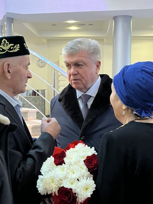 Чаллы мэры Наил Мәһдиев һәлак булган хәрбиләрнең якыннарына дәүләт бүләге тапшырды