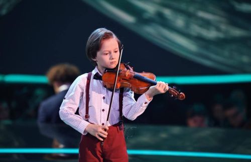 8 яшьлек Чаллы скрипкачысы бер миллион сум акча белән бүләкләнде