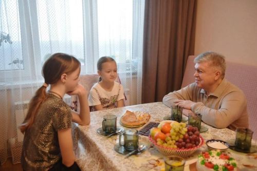 Чаллы мэры Наил Мәһдиев әниләрен югалткан балалар янында булды