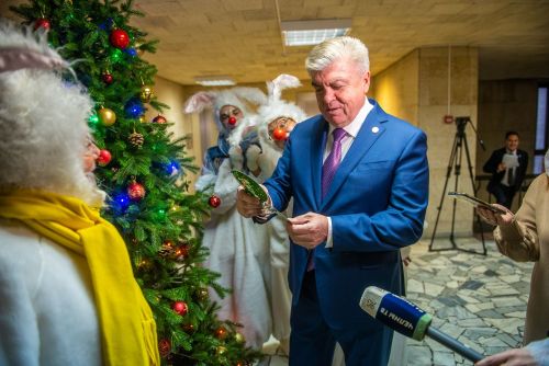 Мэр Наил Мәһдиевтан курчак һәм коляска сораганнар