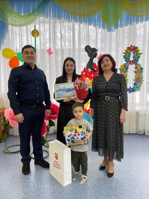 3 яшьлек Айнур нишләгән? Чаллы җитәкчесе аны эзләп табып бүләкләде - видео
