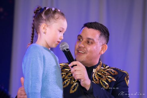 Алмаз Мирзаянов белән «Туган тел»не җырлаган кыз кем ул?